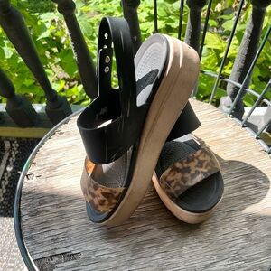 Platform sandals in tortoise shell color